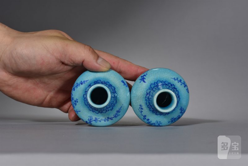 清中期 孔雀蓝釉梅竹双清图小荸荠瓶一对 - 图6